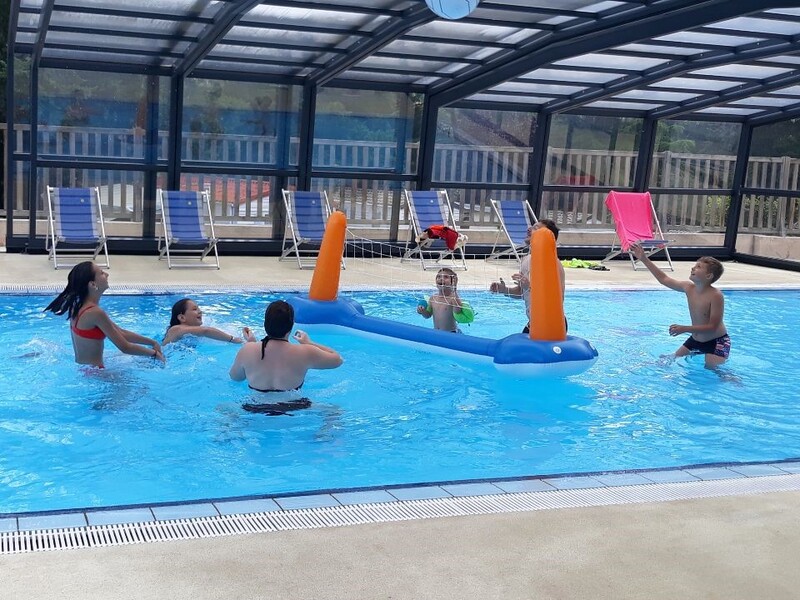 groupe qui joue dans la piscine chauffée du val de coise