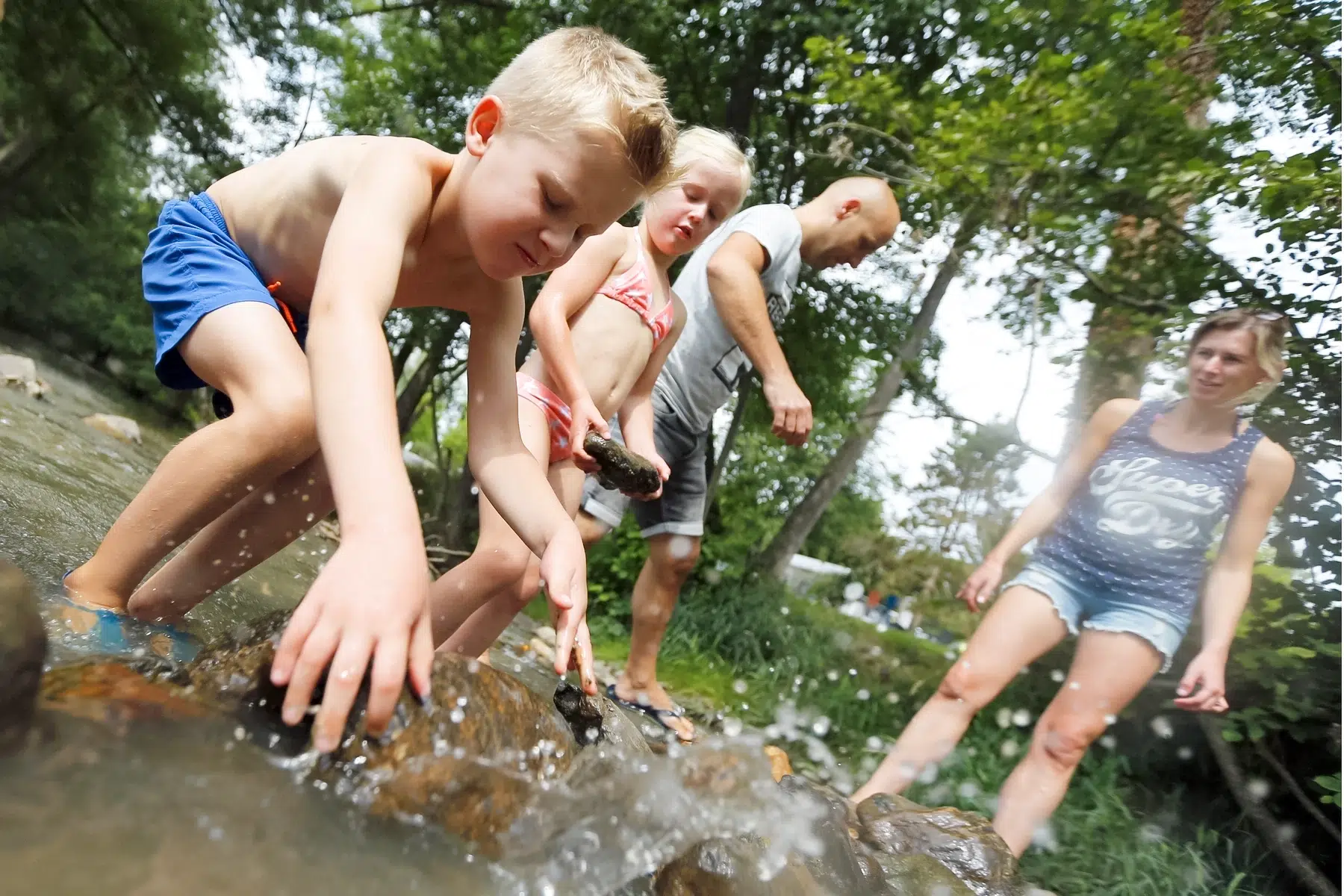 Kinderen spelen in de rivier aan de oevers van de Val de Coise