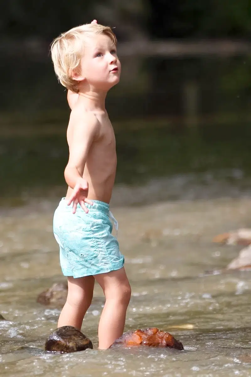 enfant dans la riviere du val de coise en maillot de bain