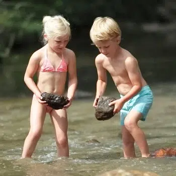 Bord de riviere Val de coise enfants qui jouent dans l'eau