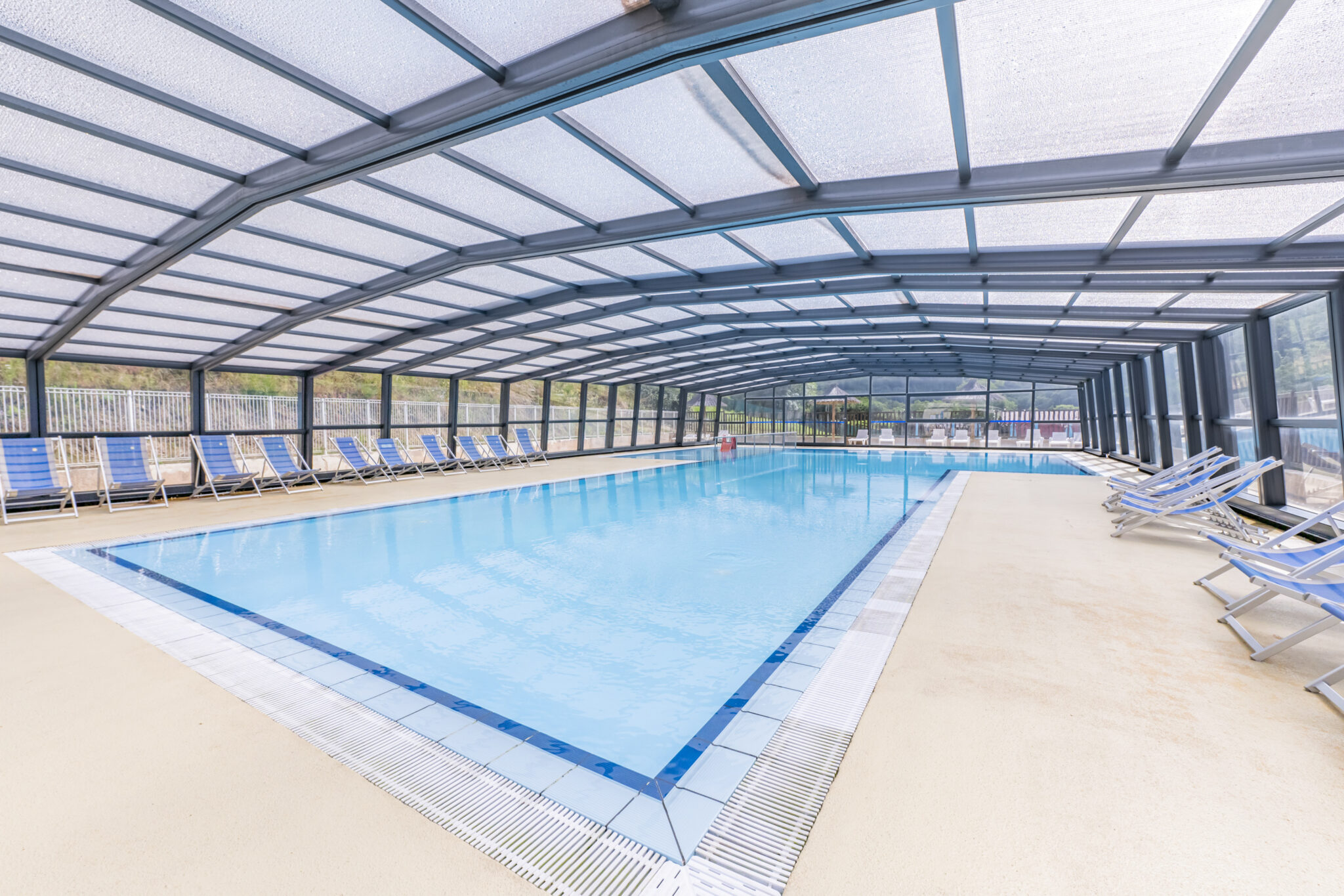 Camping VAL DE COISE vue piscine intérieure avec dôme fermé(1)