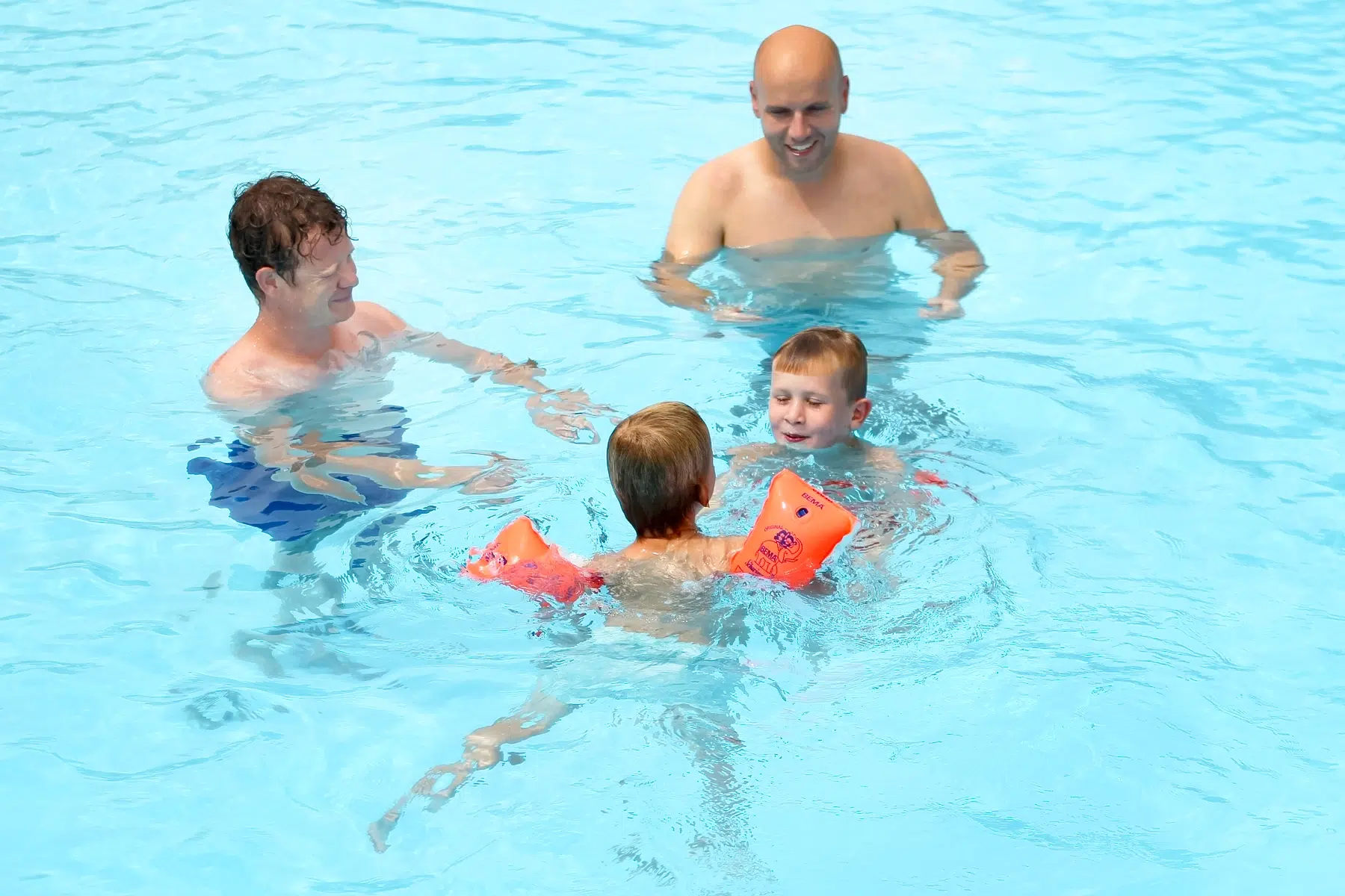 groupe qui joue dans la piscine chauffée du val de coise